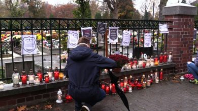 Symboliczne nekrologii i znicze na bramie cmentarza w katowickiej Ligocie. To akcja studentów Śląskiego Uniwersytetu Medycznego