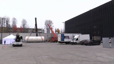 Walka z koronawirusem trwa, w niej ma pomóc szpital tymczasowy w Międzynarodowym Centrum Kongresowym. Dzisiaj na terenie szpitala zamontowano zbiornik, który pomieści 50 ton tlenu