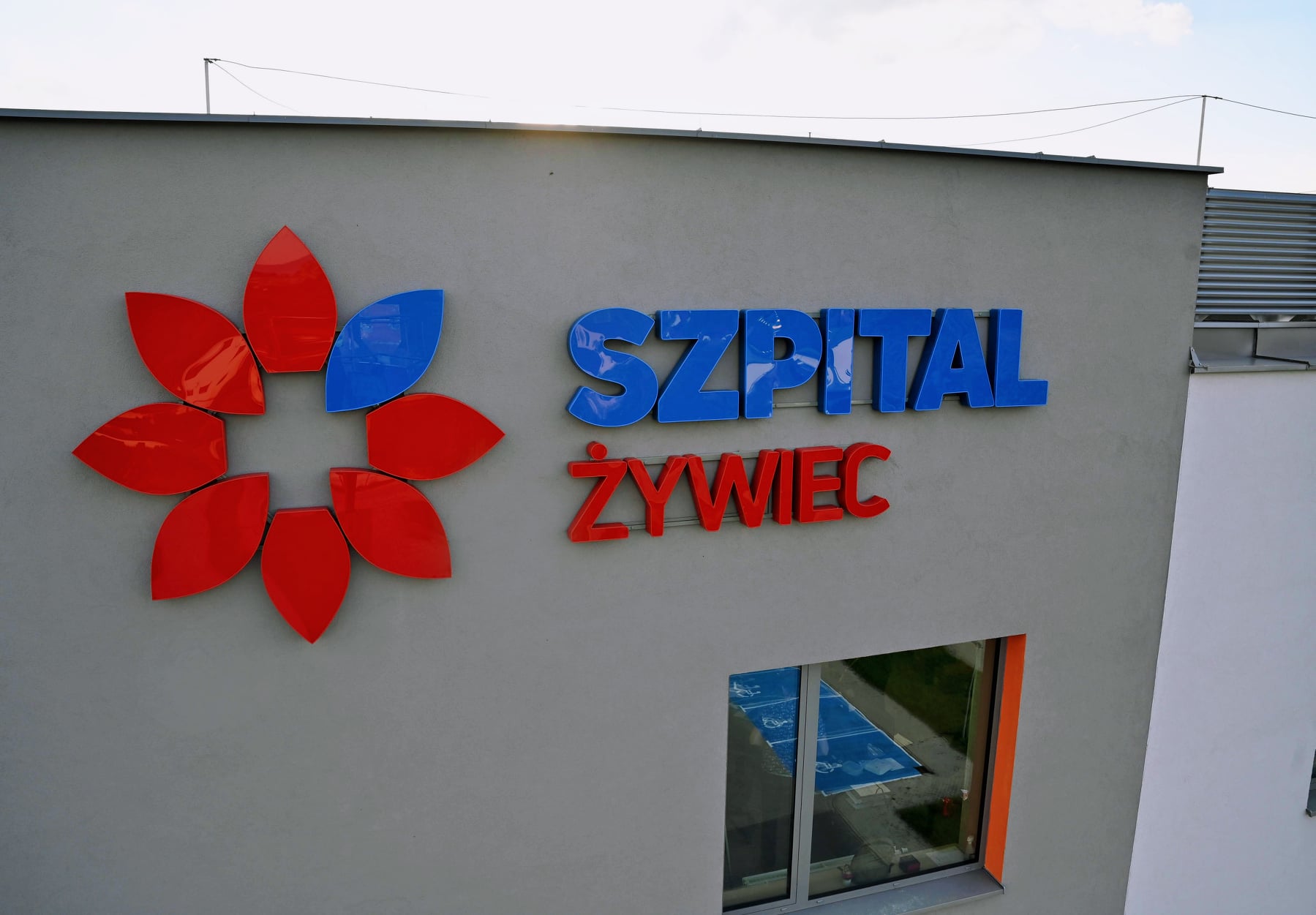 W związku z dynamicznie rosnącym wskaźnikiem zachorowań wstrzymano przyjęcia pacjentów z podejrzeniem zakażenia SARS-COV2. [fot. Szpital Żywiec Facebook]