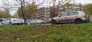 PiS i błyskawice na samochodach w Sosnowcu. Ktoś zniszczył auta na parkingu w Zagórzu!  (fot.FB Arkadiusz Chęciński)