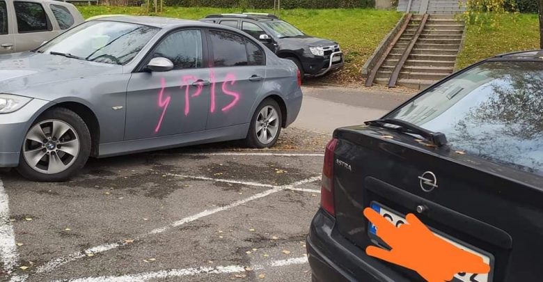 PiS i błyskawice na samochodach w Sosnowcu. Ktoś zniszczył auta na parkingu w Zagórzu! (fot.FB Arkadiusz Chęciński)