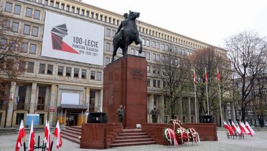 W Katowicach pod pomnikiem Józefa Piłsudskiego kwiaty złożyli marszałek, wojewoda, prezydent Katowic i radni sejmiku województwa śląskiego. [fot. Śląskie Pozytywna Energia]