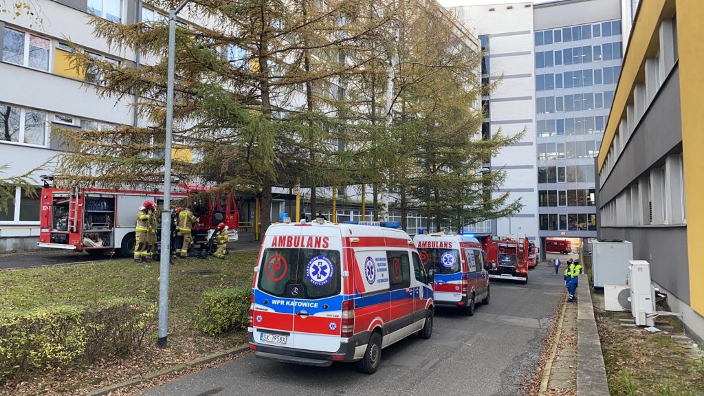 Pożar szpitala w Katowicach! W sobotę, 14 listopada pożar wybuchł w szpitalu przy ulicy Medyków w Katowicach. Ewakuowano pacjentów i personel (fot.Bartosz Bednarczuk)