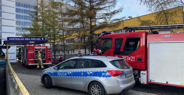 Pożar w Szpitalu Klinicznym w Katowicach przy ulicy Medyków wybuchł w sobotę, 14 listopada ok. godz. 12.00. Pożar wybuchł w jednej z sal szpitalnych na 7 piętrze budynku. (fot.Bartosz Bednarczuk)