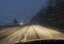Trudne warunki atmosferyczne, opady śniegu i zamarzająca nawierzchnia znacznie zwiększają ryzyko zdarzeń na drogach. [fot. Łukasz Majewski]