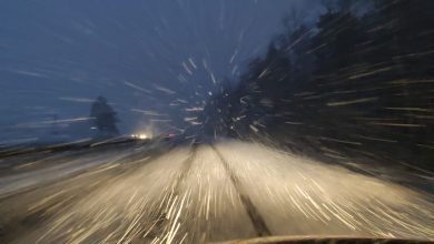 Trudne warunki atmosferyczne, opady śniegu i zamarzająca nawierzchnia znacznie zwiększają ryzyko zdarzeń na drogach. [fot. Łukasz Majewski]