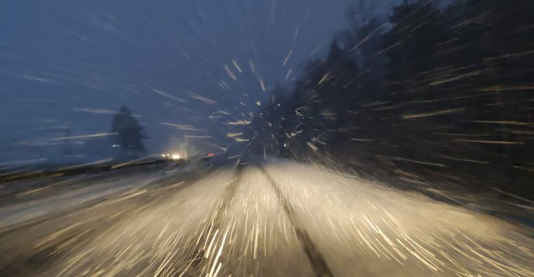 Trudne warunki atmosferyczne, opady śniegu i zamarzająca nawierzchnia znacznie zwiększają ryzyko zdarzeń na drogach. [fot. Łukasz Majewski]