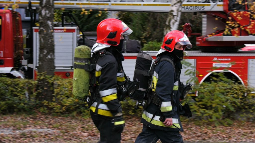 Cztery pielęgniarki poszkodowane w pożarze Uniwersyteckiego Centrum Klinicznego w Katowicach. Pożar, który wybuchł dzisiaj (14.11) w szpitalu przy ulicy Medyków w Katowicach gasiło 12 jednostek straży pożarnej