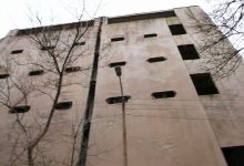Policja wciąż wyjaśnia jak doszło do tragedii w Sosnowcu. Dwie dziewczyny wypadły z okna, jedna nie żyje