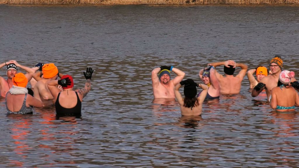 Przy stawie Śmieszek w Żorach po raz kolejny spotkali się ludzie, dla których kąpiel w lodowatej wodzie to przyjemność