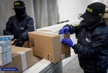 Szlak przemytu papierosów do Wielkiej Brytanii zlikwidowany przez CBŚP i KAS. Wspólne działania CBŚP i KAS doprowadziły do zatrzymania 5 osób oraz przejęcia około 14 mln nielegalnych papierosów (fot.policja.pl)