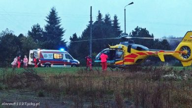 Koszmarny wypadek w Mikołowie - Paniowach. Maszyna rolnicza do robienia kiszonki z kukurydzy, w czasie pracy wciągnęła człowieka! (fot.www.112tychy.pl)