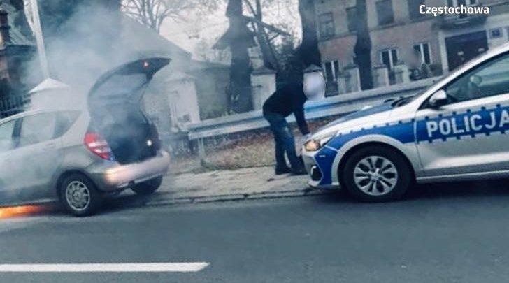 Śląskie: Mercedes zaczął się palić w trakcie jazdy. W środku była dwójka małych dzieci (fot.Śląska Policja)
