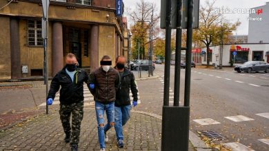 Gliwice: Bandzior ze śrubokrętem w dłoni kazał roztrzęsionej kobiecie wypłacić kasę z bankomatu (fot.KMP Gliwice)