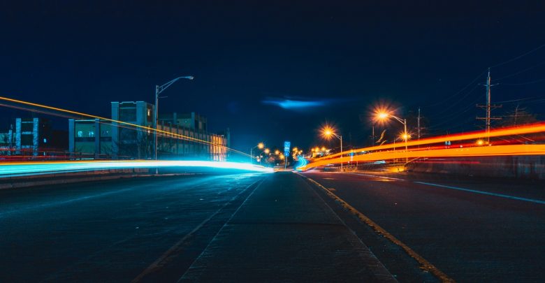 50 km/h całą dobę, koniec jazdy na zderzak. Rząd chce zmienić przepisy ruchu drogowego (fot.pexels.com)