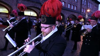 Wprawdzie uroczyste Barbórki zostały odwołane, ale larma nie mogło zabraknąć. W katowickim Nikiszowcu orkiestra dęta kopalni „Wieczorek” przeszła z muzyką przez osiedle