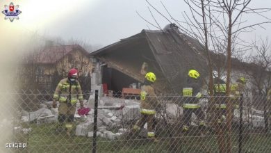 Policjanci wydobyli spod gruzów zawalonego domu jednorodzinnego starszego mężczyznę. Na miejscu budowlanej katastrofy byli przed strażakami, a liczyła się każda chwila (fot.policja.pl)