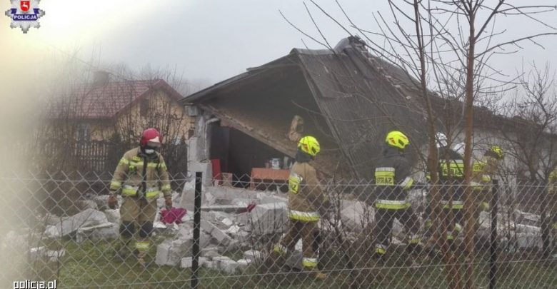 Policjanci wydobyli spod gruzów zawalonego domu jednorodzinnego starszego mężczyznę. Na miejscu budowlanej katastrofy byli przed strażakami, a liczyła się każda chwila (fot.policja.pl)