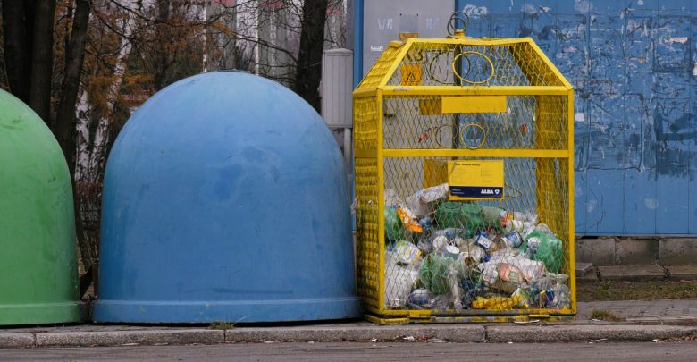 Skoczów to kolejna gmina w województwie śląskim, w której zmienia się podstawowa cena wywozu odpadów. Mieszkańcy zapłacą o 9 zł więcej niż wcześniej, czyli 35 zł od osoby miesięcznie.  [fot. poglądowa / archiwum]
