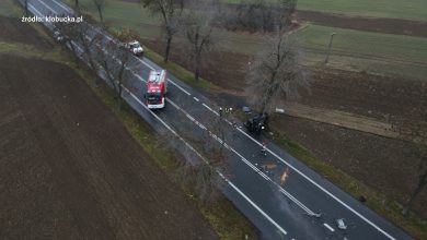 Dramatyczny wypadek pod Kłobuckiem. Osobówka została odrzucona na kilkadziesiąt metrów [WIDEO]