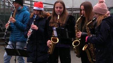 Święta pod oknami szpitala, czyli Orkiestra Dęta św. Floriana zagrała dzieciom z Zespołu Szpitali Miejskich w Chorzowie