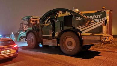 Nietypowy pojazd na autostradzie A1. Policjanci zatrzymali 32-tonowy rębak