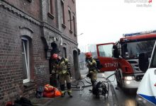 Policjanci z Rudy Śląskiej wyciągnęli 71-latka z płonącego mieszkania. Uratowali mu życie. Fot. Policja Śląska