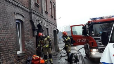 Policjanci z Rudy Śląskiej wyciągnęli 71-latka z płonącego mieszkania. Uratowali mu życie. Fot. Policja Śląska