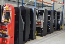 Policja wpadła do baru w innej sprawie, a wyszła z nielegalnymi automatami (fot.KMP Sosnowiec)