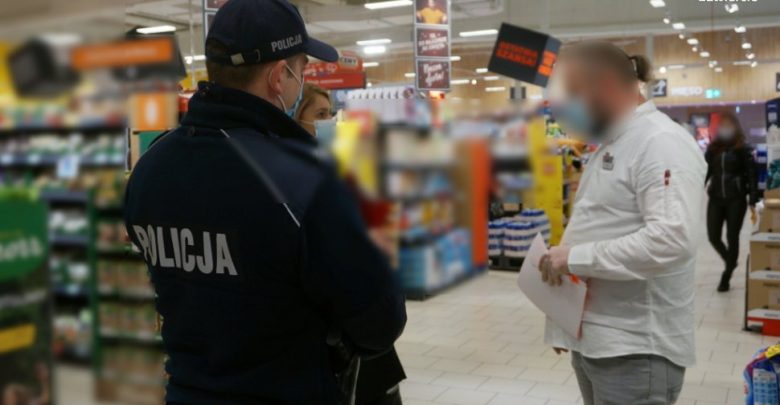 Śląskie: Klienci stosują się obowiązujących zasad bezpieczeństwa? Policja i pracownicy sanepidu sprawdzają sklepy (fot.Śląska Policja)