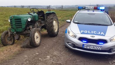 W pobliżu drogi wojewódzkiej po polu jeździł ciągnik bez kierowcy. Jak się okazało wcześniej „zgubił przyczepę”, a goniący go „kierowca” był pijany (fot.policja)