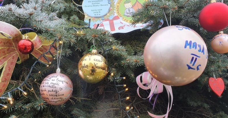 Takiej choinki ze świecą szukać na całym Śląsku. W Bytomiu jest bożonarodzeniowe drzewko, na którym każdy może zostawić swoje życzenie (fot.UM Bytom)