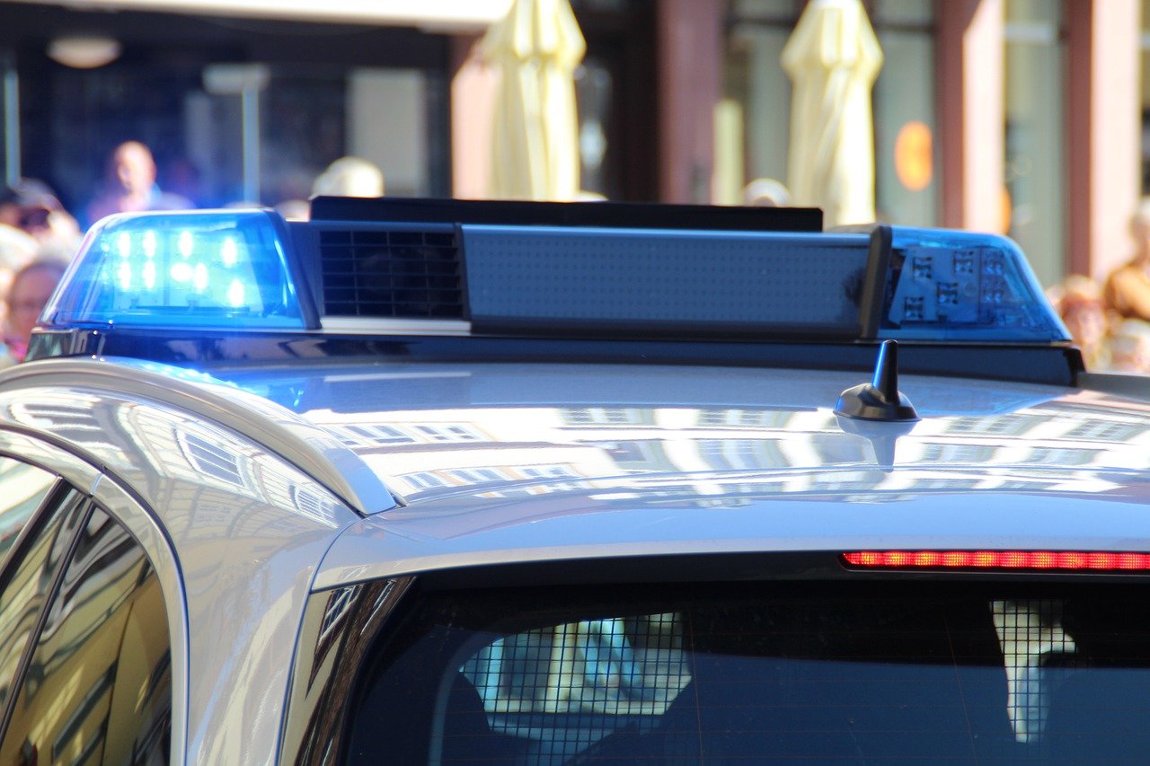 Nietrzeźwy, dwoma pasami i przez zamknięte bramki na A4! Pościg zakończył się na betonowej zaporze (fot.pixabay.com)