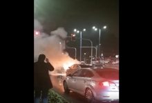 Samochód płonął na środku skrzyżowania! Policjant ruszył na pomoc (fot.policja)