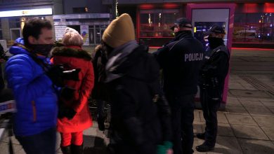 Protesty przeciwko godzinie policyjnej w Katowicach. Policjantów więcej niż uczestników