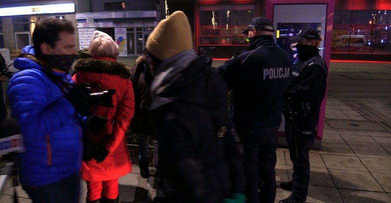 Protesty przeciwko godzinie policyjnej w Katowicach. Policjantów więcej niż uczestników
