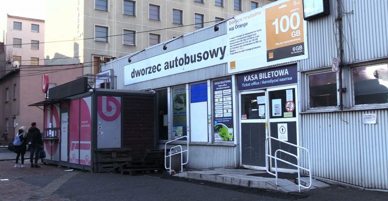 Stary dworzec autobusowy w Katowicach zamknięty? Wolne żarty. Przewoźnicy nadal stąd jeżdżą!