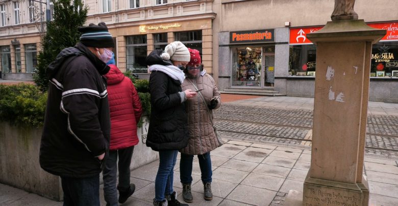 W Katowicach odbyła się gra miejska. Uczestnicy musieli rozwiązywać zagadki, żeby wskazać mędrcom drogę do stajenki
