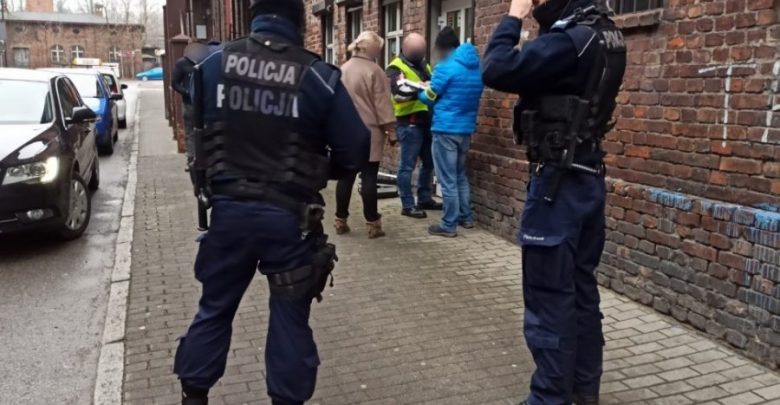 Katowice: Napadł na placówkę kredytowo-pożyczkową. Miał broń i nóż (fot.policja.pl)