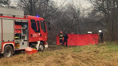 Makabryczne odkrycie w Mysłowicach. W rejonie Brzęczkowic, w rzece Przemsza przechodzień zauważył zwłoki. (fot.Paweł Jędrusik)