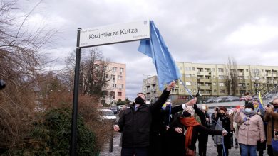 Na placu Teatralnym przed Teatrem Ziemi Rybnickiej pojawiła się nowa tablica. Odsłoniła ją Iwona Świętochowska-Kutz, wdowa po jednym z najbardziej rozpoznawalnych śląskich twórców.