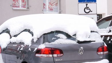 Złe odśnieżenie samochodu może być bardzo kosztowne. Zbyt dużo śniegu na aucie to 500 zł i 6 punktów karnych!