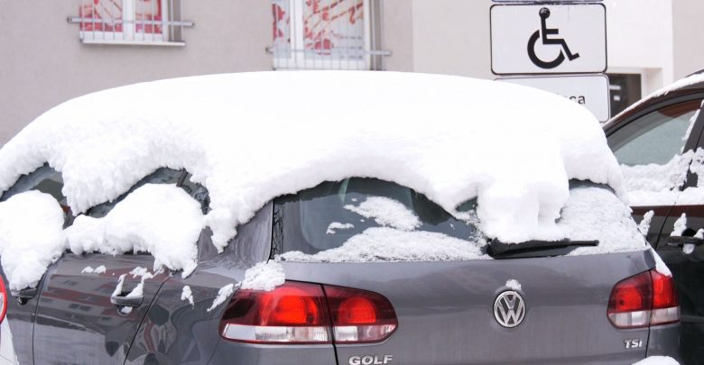 Złe odśnieżenie samochodu może być bardzo kosztowne. Zbyt dużo śniegu na aucie to 500 zł i 6 punktów karnych!