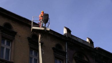 Spadające sople lodu i czapy śniegu na dachu stanowią niebezpieczeństwo nie tylko dla przechodniów, ale również dla zaparkowanych przy budynkach samochodów