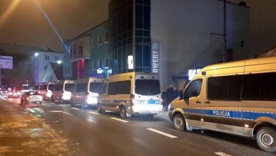 ZADYMA przed otwartym lokalem w Rybniku! Policja użyła granatów hukowych, padły strzały. Fot. Śląska Policja