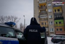 Sprawdzali czy przestrzegają kwarantanny. Musieli wezwać pogotowie. Fot. Policja Śląska