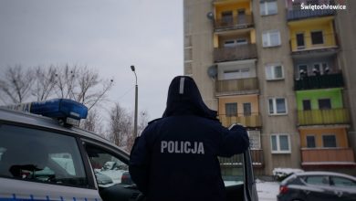 Sprawdzali czy przestrzegają kwarantanny. Musieli wezwać pogotowie. Fot. Policja Śląska