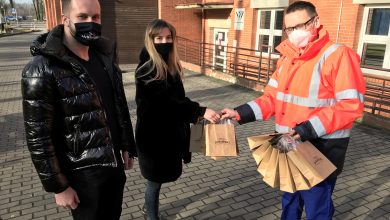 Mężczyźni pracujący na oddziale covidowym, ale też izbie przyjęć, otrzymali specjalne vouchery, do wykorzystania w chorzowskim barbershopie (fot.ZSM Chorzów)