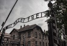 Napis na bramie głównej KL Auschwitz do dzisiaj przypomina o tragicznym losie wszystkich więźniów. Wyzwolenie Auschwitz nastąpiło 27 stycznia 1945 r. [fot. www.pixabay.com]