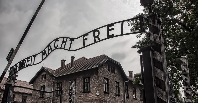 Napis na bramie głównej KL Auschwitz do dzisiaj przypomina o tragicznym losie wszystkich więźniów. Wyzwolenie Auschwitz nastąpiło 27 stycznia 1945 r. [fot. www.pixabay.com]